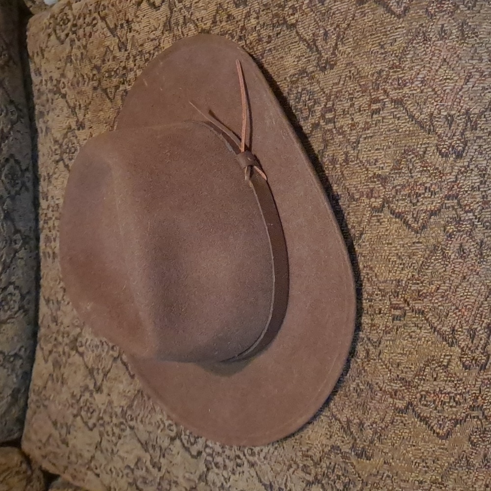 Cowgirl hat. Size Medium 100% Wool Felt